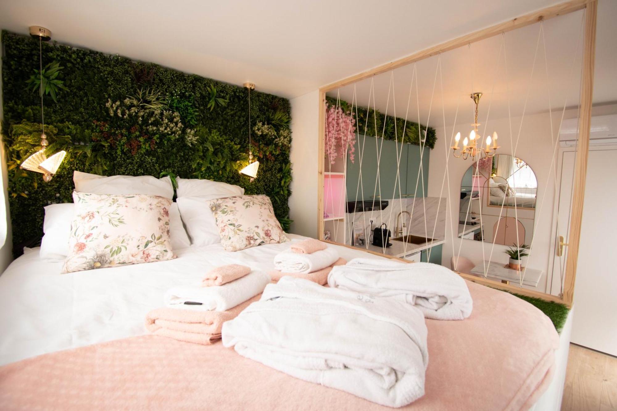 Studio Les 2 Fees - Jacuzzi - Deco Feerique Montfort-sur-Meu Εξωτερικό φωτογραφία